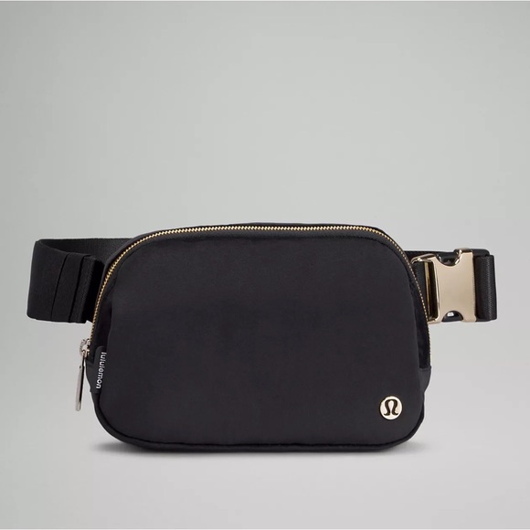 ❌ NWT Lululemon Everywhere 1L Belt Bag - Black Velour & Gold Hardware - Picture 5 of 11